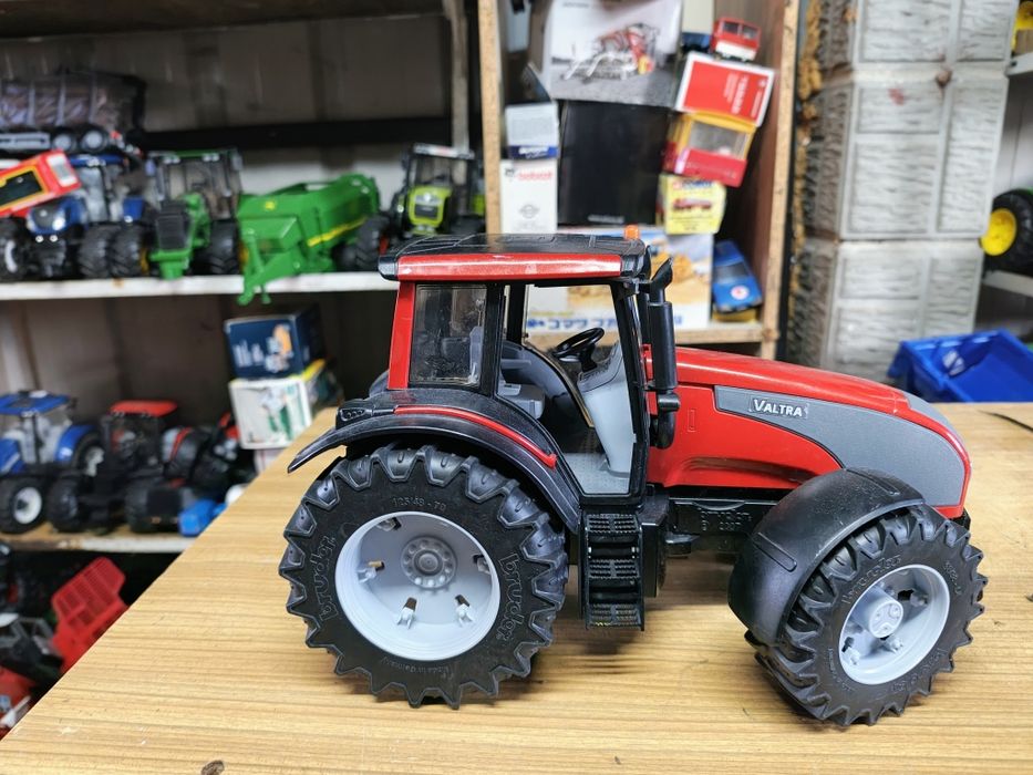 Bruder traktor Valtra
