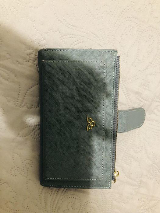 Carteira com varios espacos para documentos e cartoes