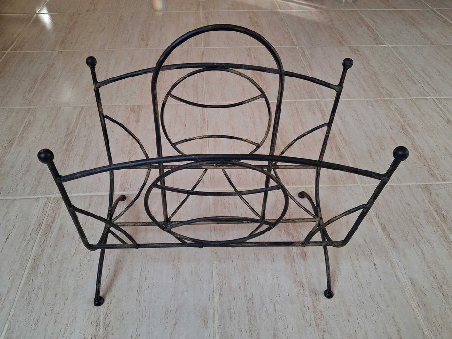 Gazetnik metalowy