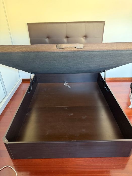 Vende-se Cama de Casal com Cabeceira Estofada e Arrumação