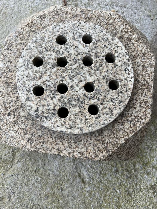 Floreira em pedra amarela