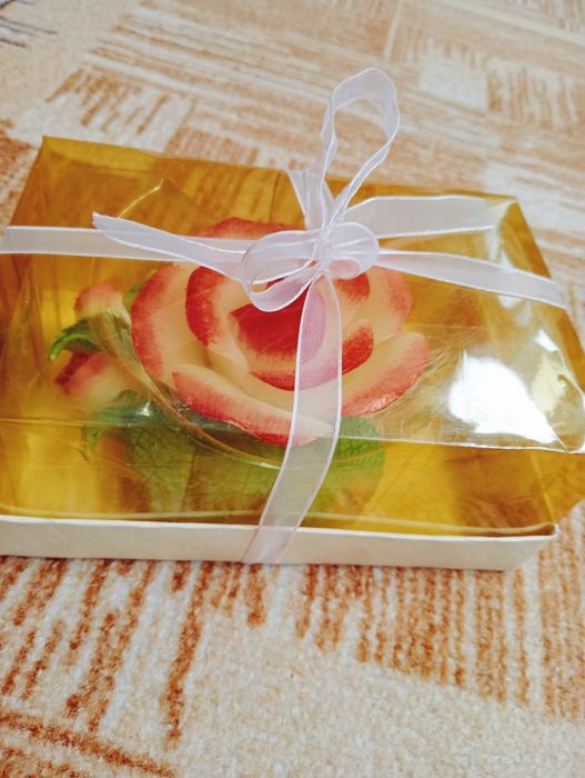 Декоративная свеча-роза на подарок