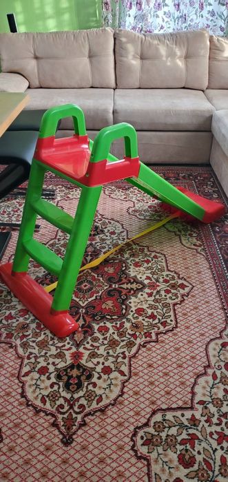 Дитяча гірка в ідеальному стані