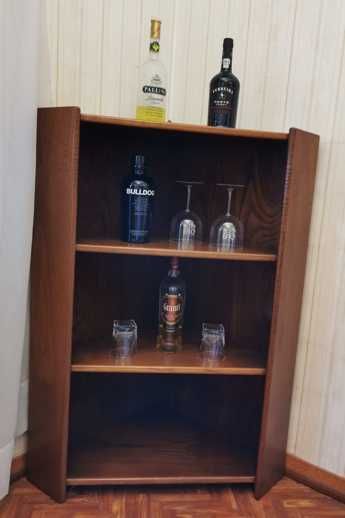 Móvel de canto c/ prateleiras. Madeira de castanho. BAIXA DE PREÇO