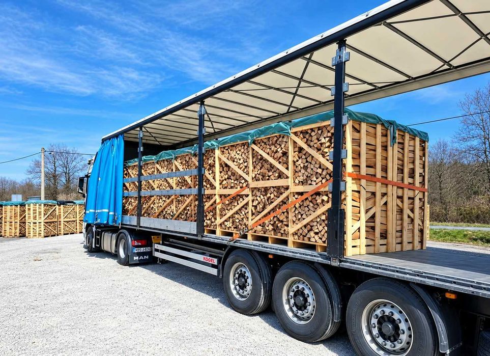 Lenha de alta qualidade, pronta a utilizar para o próximo inverno