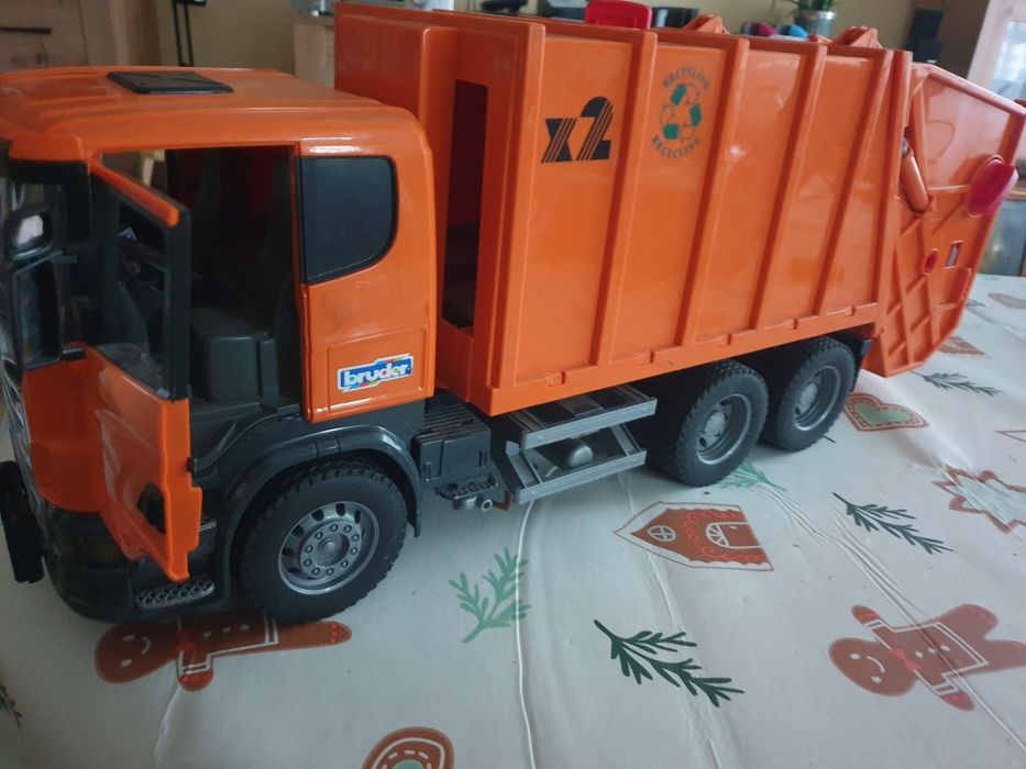 Samochód śmieciarka scania