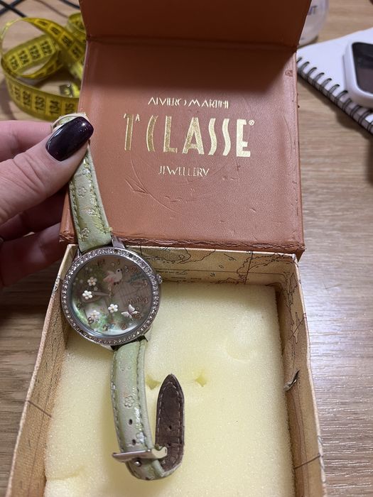 Браслети срібні і простенькі.