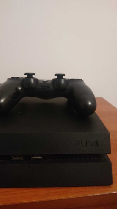 PS4 with an original controller and a bundle of 4 games64737877596291121