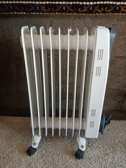 Aquecedor elétrico a óleo em exemplar estado de conservação, a funcion