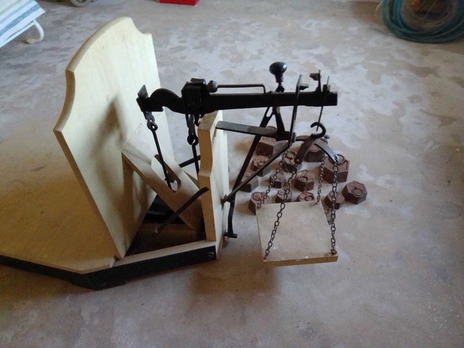 Balança decimal e pesos em perfeitas condições.