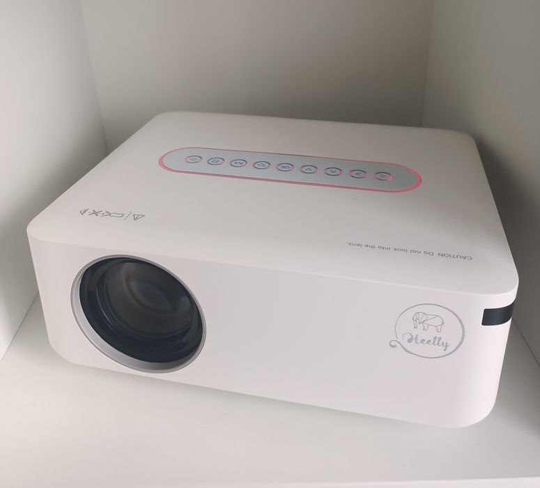 Projektor wifi, bluetooth, trapezowa korekcja obrazu