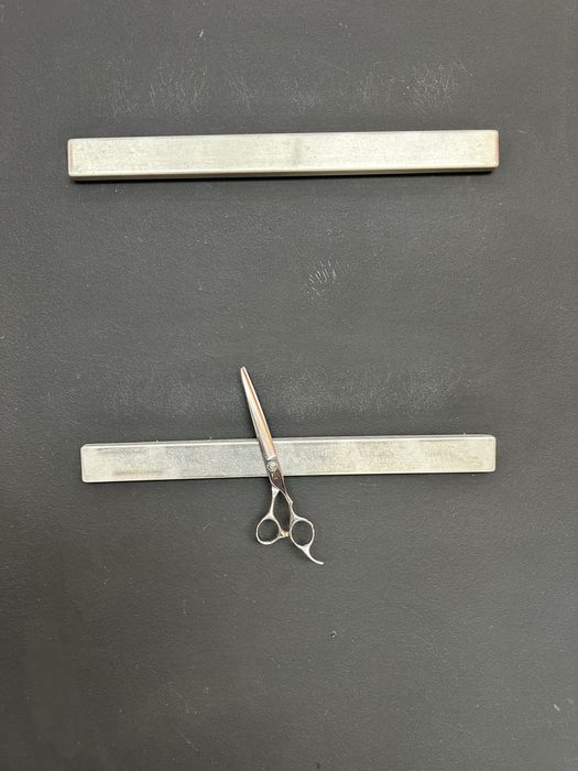 Suportw magnetico prateado para facas/tesouras