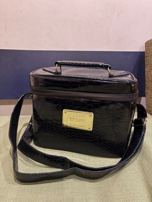 Чорна косметичка