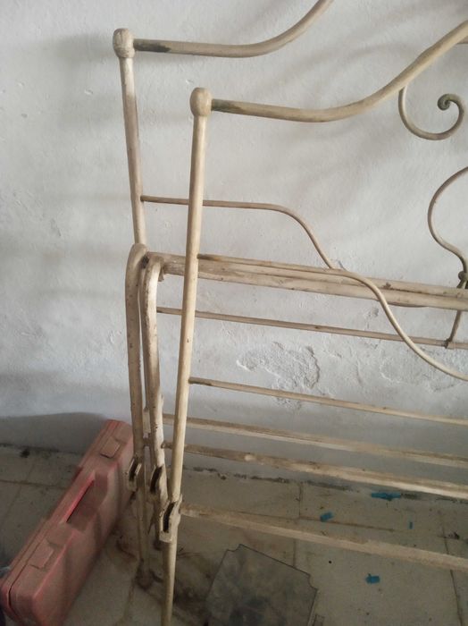 Vendo  cama de ferro muito antiga.