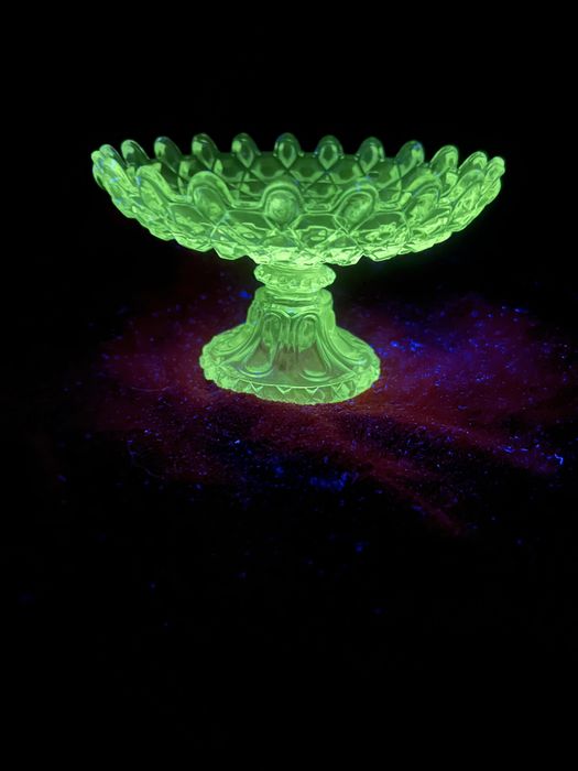 patera na nodze, szkło manganowe PRL