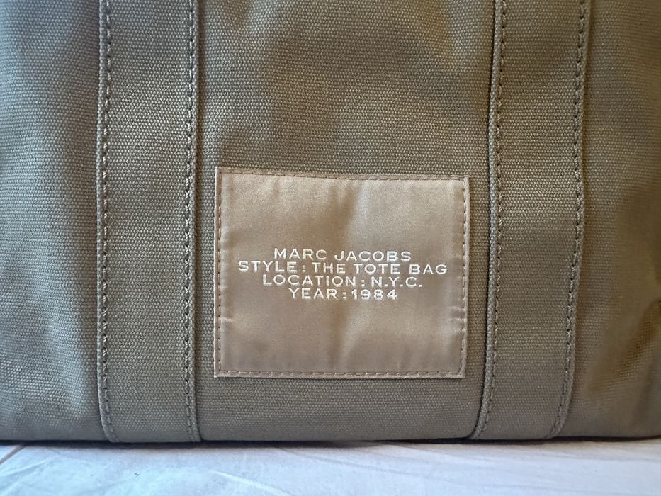 The tote bag by Marc Jacobs