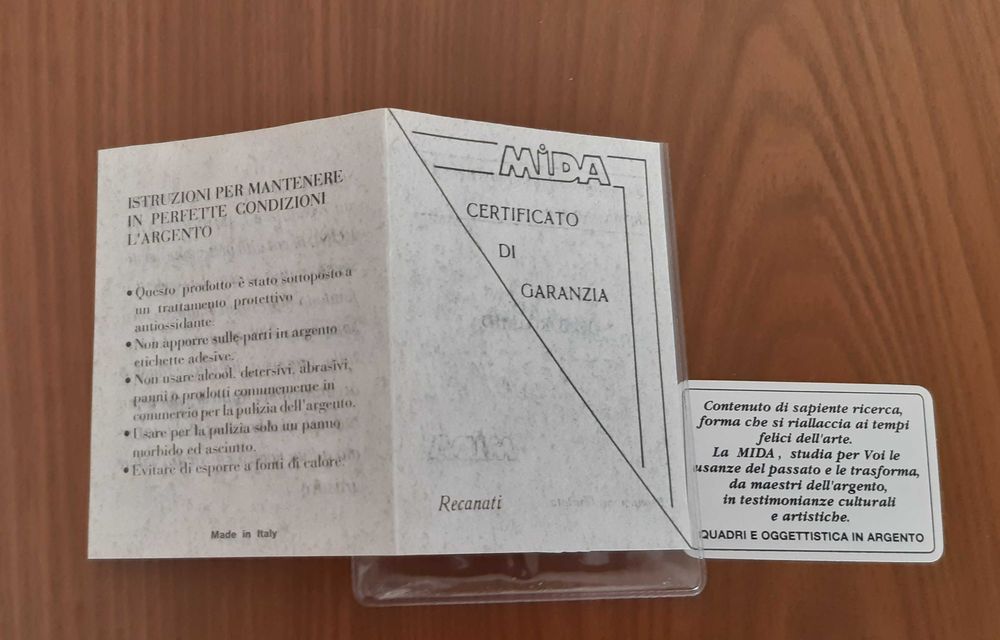 Quadro “La Mida” moldura em madeira com cercadura em dourado, centro com relevo em Prata. Certificado de Garantia