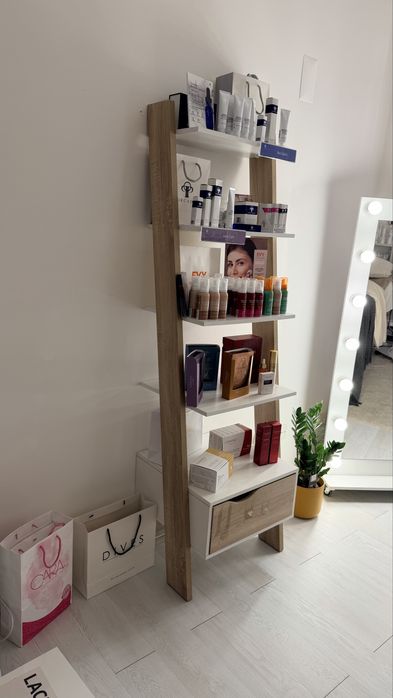 Estante em escadaa branco e madeira