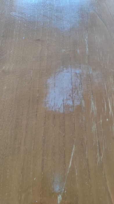 Mesa de madeira extensível com cadeiras