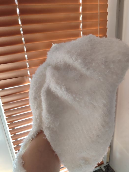 Шапка з вушками біла плюшева на шнурочках капелюх шапка зимова жіноча