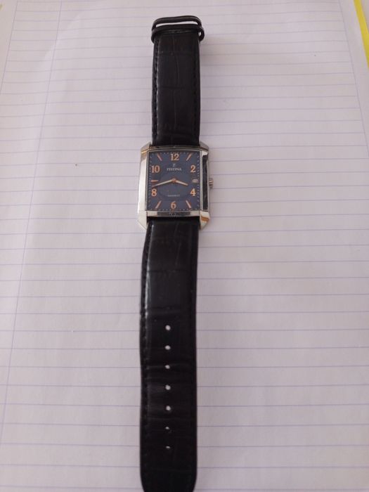 Relógio Festina como novo de cor azul com pulseira nova