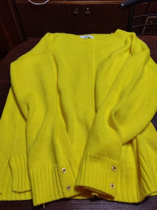 Свитер яркий,желтый