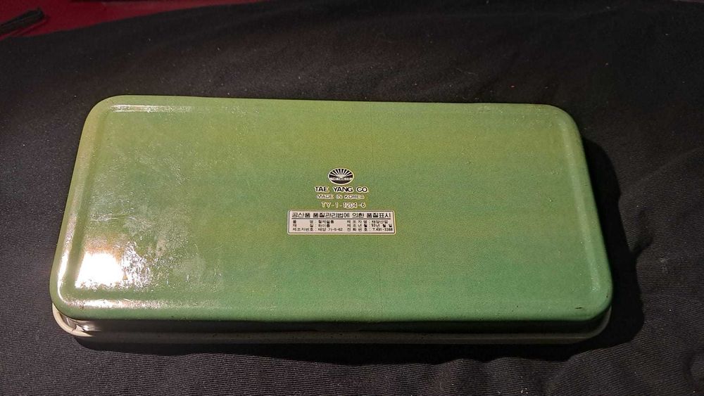 Caixa Metálica Vintage - Estilo Retrô com Carro Clássico