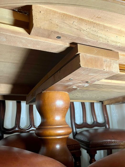 Mesa em madeira com sete cadeiras