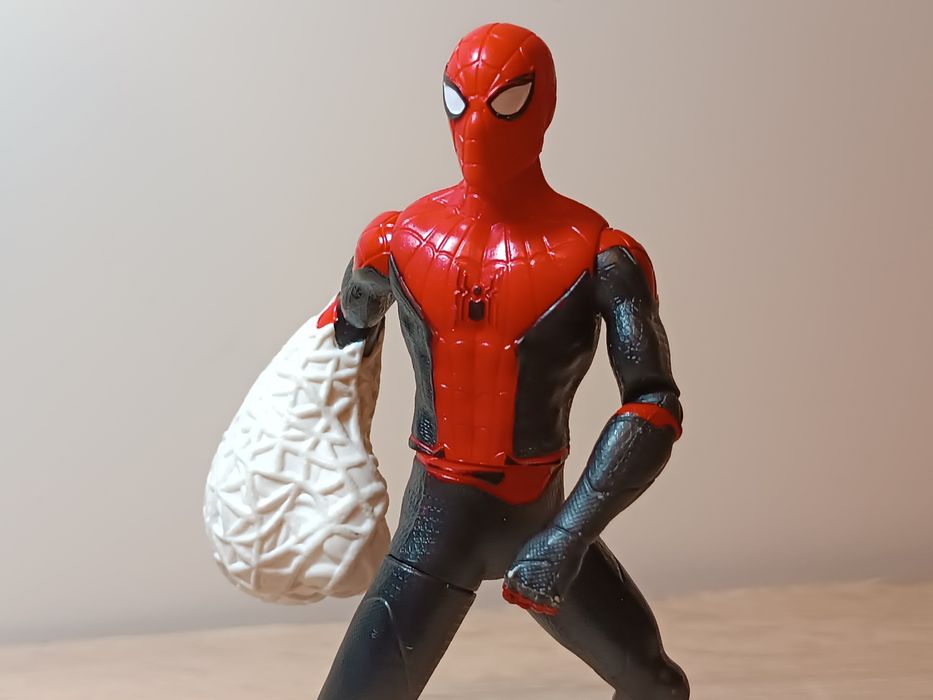 Hasbro Spider-Man: Far from home - Web Punch Spider-Man Figure