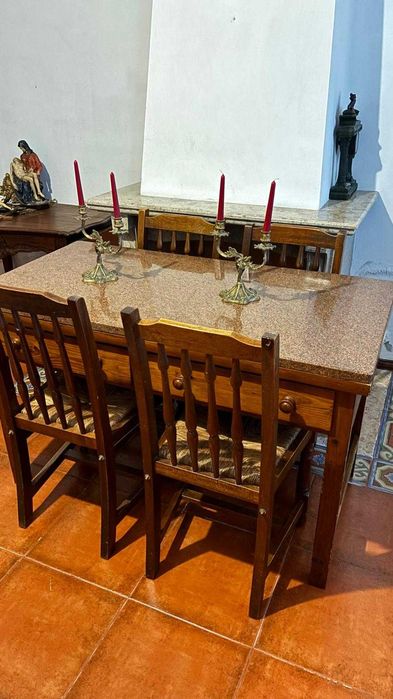 Mesa de refeição com tampo em granito + 4 cadeiras