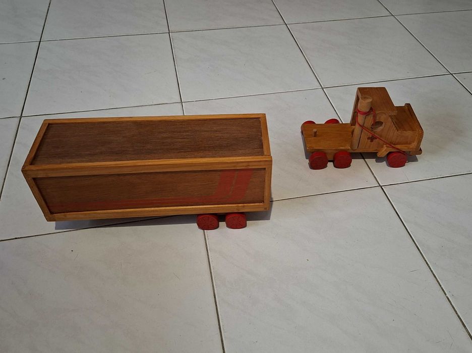 Camião Reboque de madeira, da Cruz Vermelha, com Abcedário - Anos 80