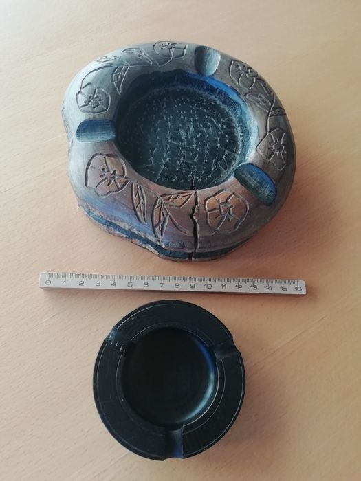 Conjunto de cinzeiros variados.