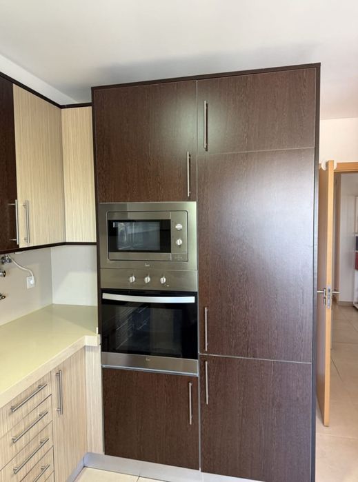 Cozinha usada com eletrodomésticos