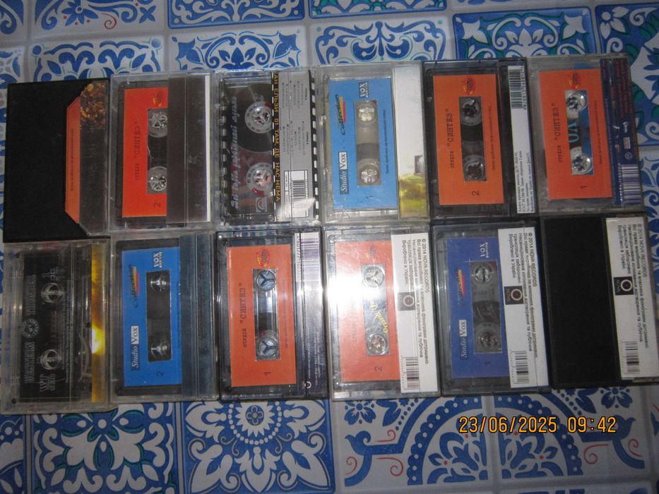 Аудіокасети з записом Океану Ельзи та інших українських виконавців