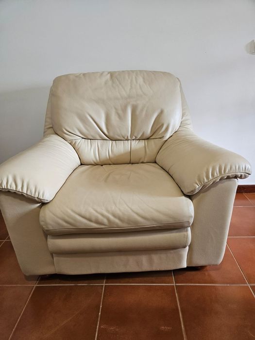 Sofá pele em bege