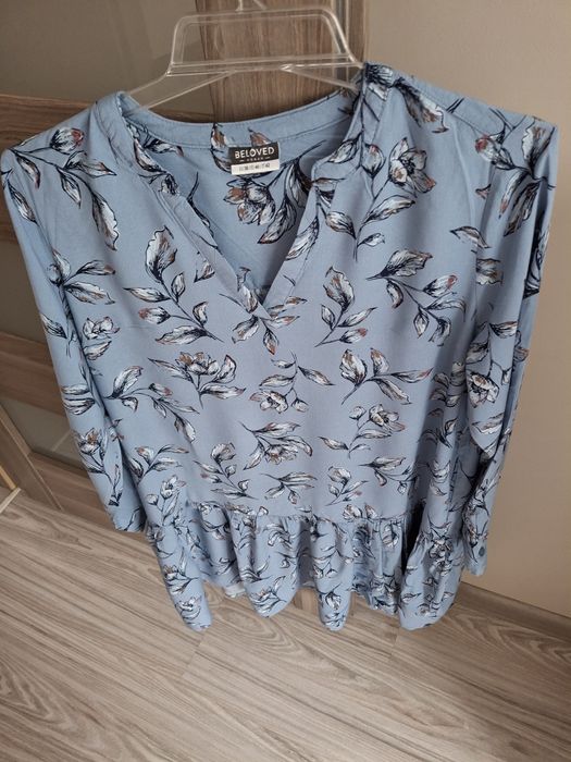 Sukienka w kwiatki z długim rękawem