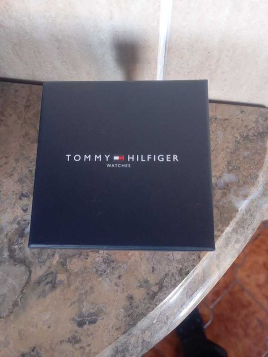 à venda:
relógio muito elegante da marca TOMMY HILFIGER.