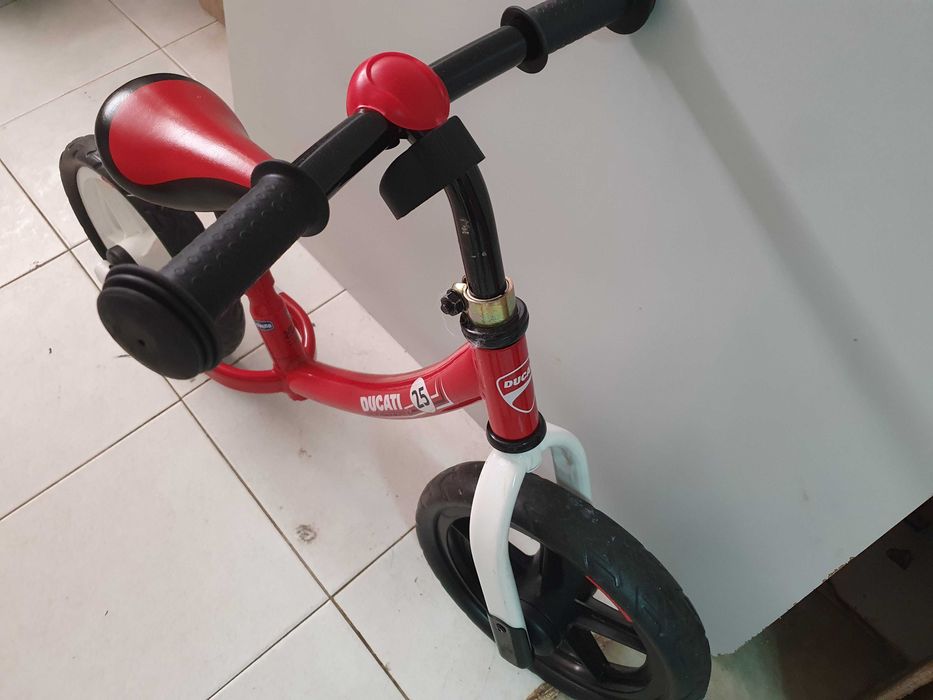 Bicicleta infantil de equilíbrio