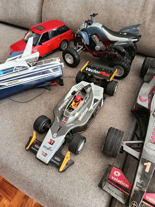 Lote de veículos telecomandados (Carros/Mota/Barco)