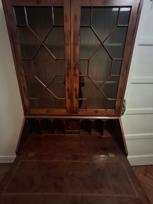 Escrivaninha / bureau em madeira com vitrine – estilo clássico
