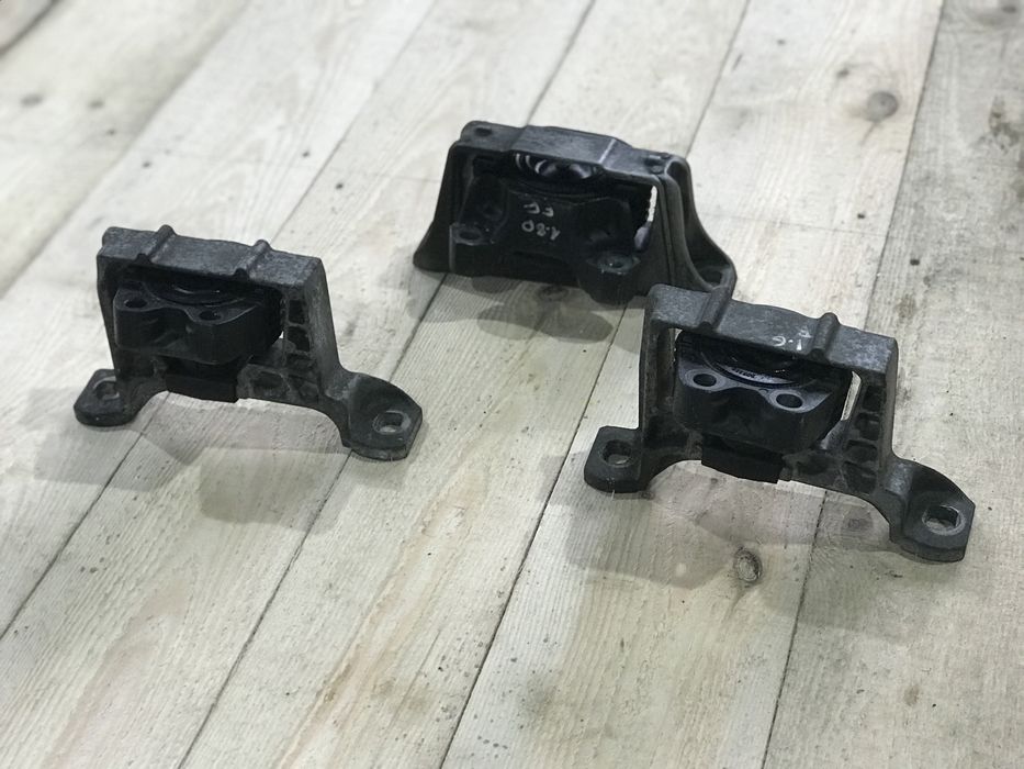 Подушка Форд Фокус 2 Вольво В50 Ford C-Max Масляная права Масляна