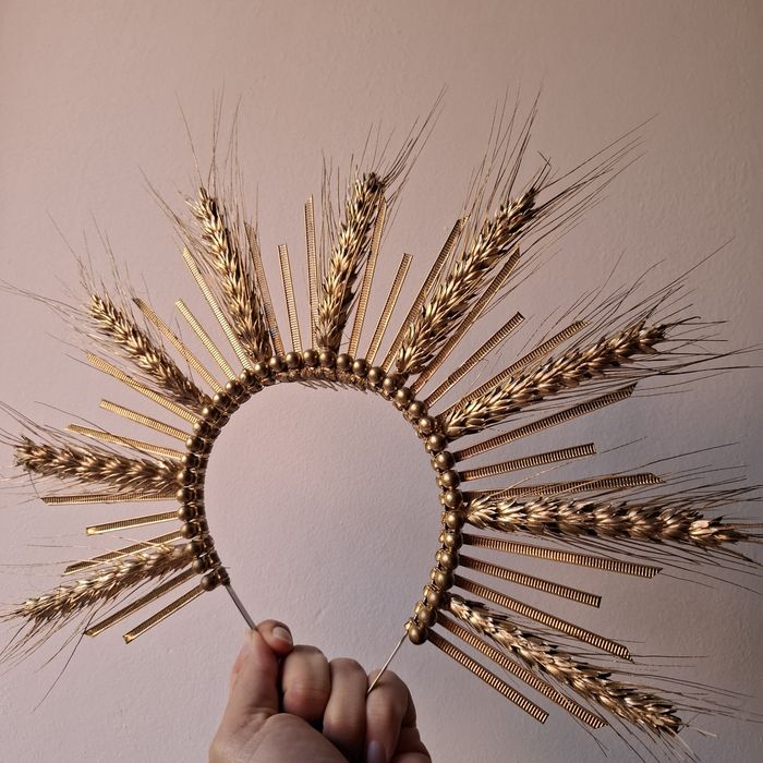 Обруч вінок, золота корона зі злаків.