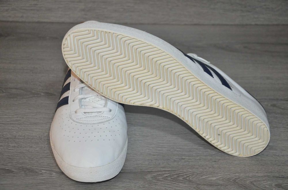 Продам кросівки шкіряні Фірма ADIDAS 350.