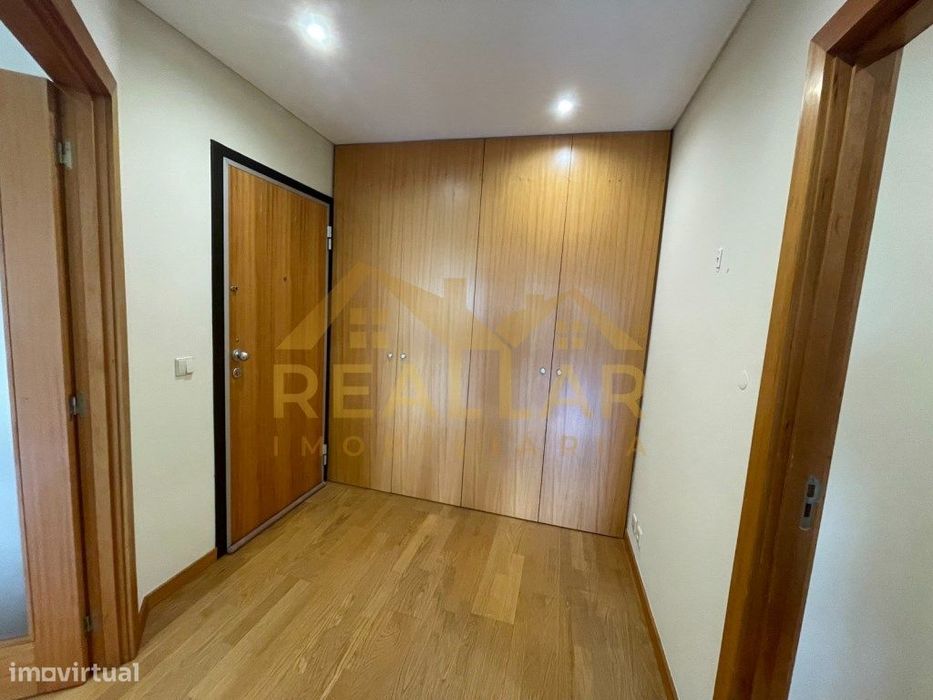 Apartamento T2 Mobilado com Box de Estacionamento em Localização Pr...