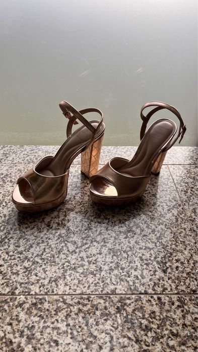 Sandálias de salto alto rosa gold