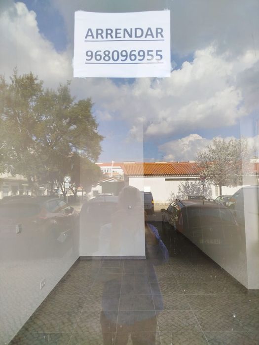 Loja às portas de Lisboa ( Damaia de cima) Amadora, Águas Livres