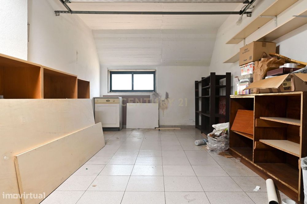 Apartamento T2 com garagem à venda no Arneiro freguesia de Carcavelos