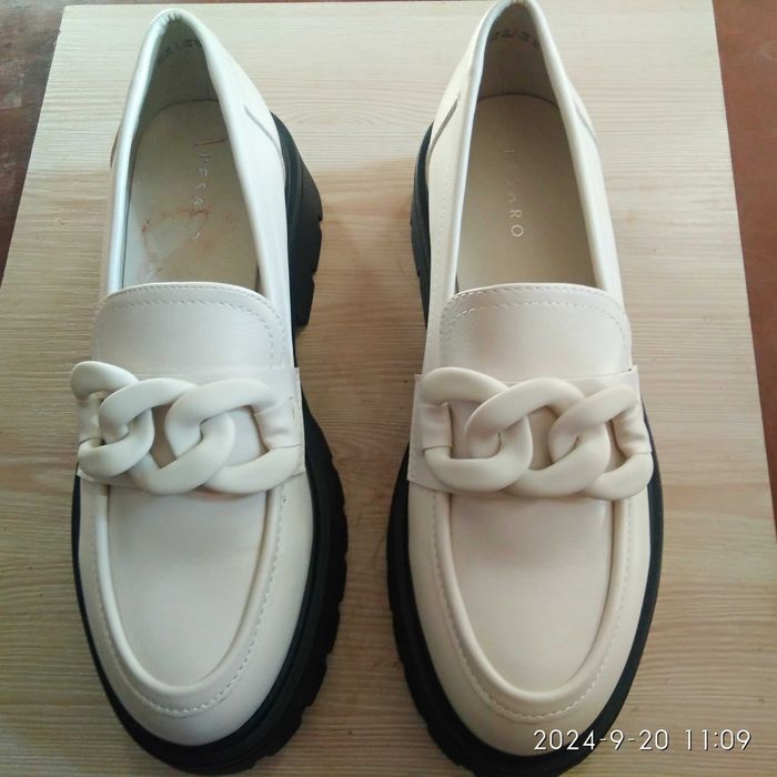 Взуття жіноче  ,шкіряне .