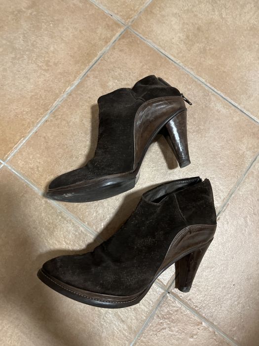 Botas castanhas de salto em pele