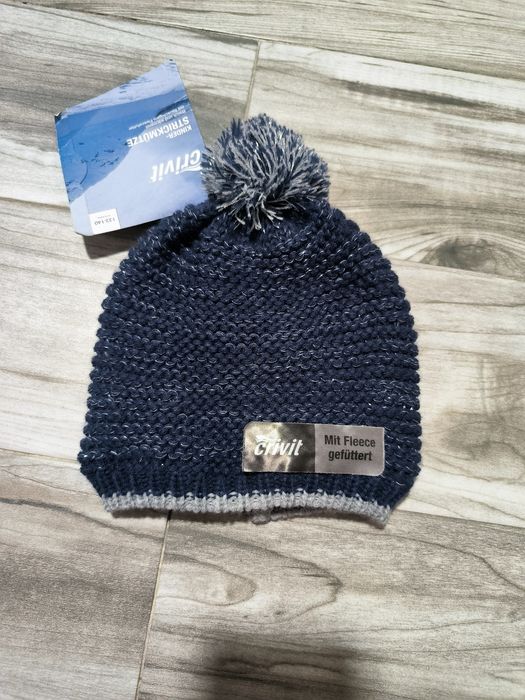 Нова шапка для дівчинки шапочка